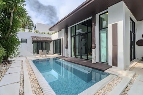 Private pool, Garden