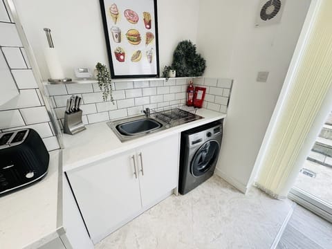 Fully equipped kitchen with cooker and hop, washing machine, toaster, kettle,
