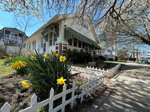 01 Exterior with flowers
