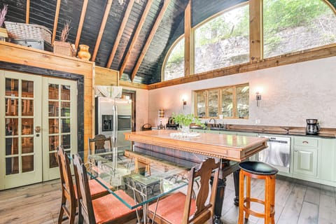 Kitchen | Toaster | Main Floor