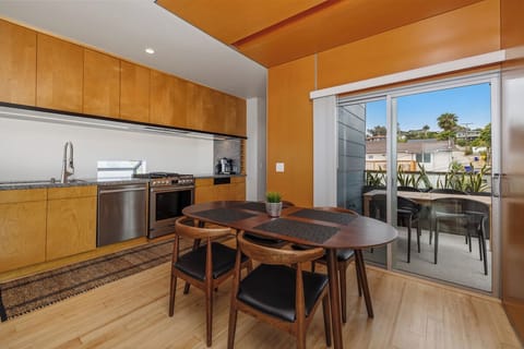 Simple, yet elegantly mid-century modern dining. 