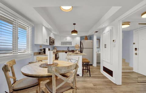 Dining table for 4
bar seating
full kitchen