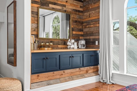 Wimberley Treehouse provides a countertop that’s ready for you, combining practicality with a touch of style.