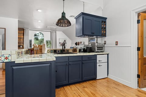 From quick drinks to leisurely mornings, the countertop setup makes every moment easy and enjoyable.