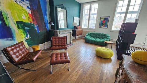 Salon avec télévision, semi ouvert sur la salle à manger.