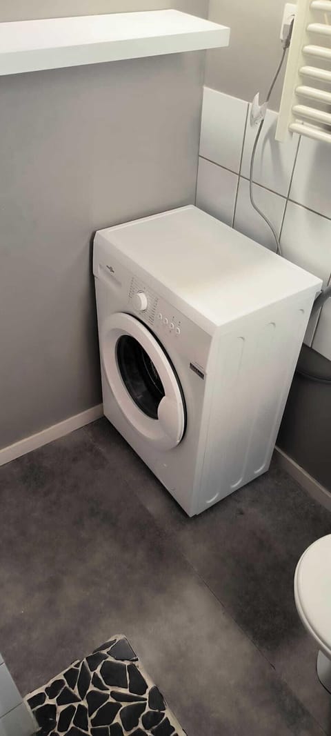 machine à laver, panier a linge et étendoir 