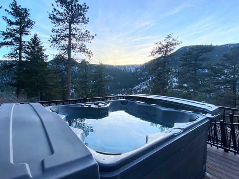Hot Tub Oasis: Unwind with stunning mountain views and a refreshing soak under the sky!