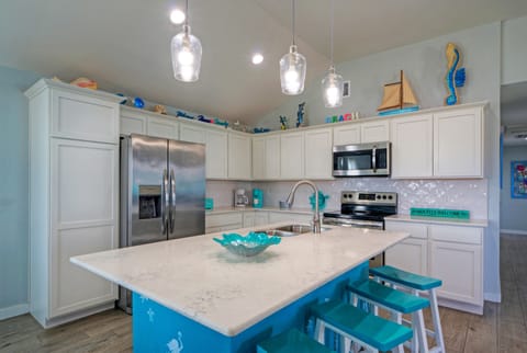 Ample counter space. (Sandy Feet Retreat)