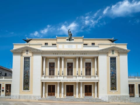 Architecture, Column, Molding, Classical Architecture, Official Residence, Balcony, Courthouse