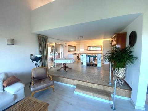 Vue d'ensemble salon cuisine / View from living space and kitchen