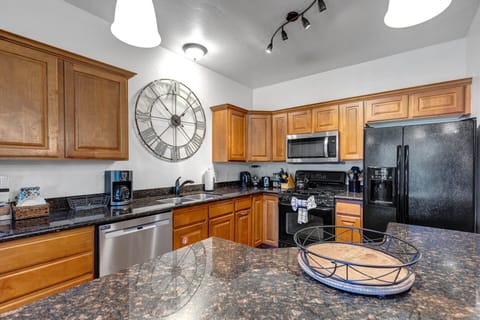 Vacation Rentals in Park City at Bear Hollow 3303: Fully-equipped kitchen