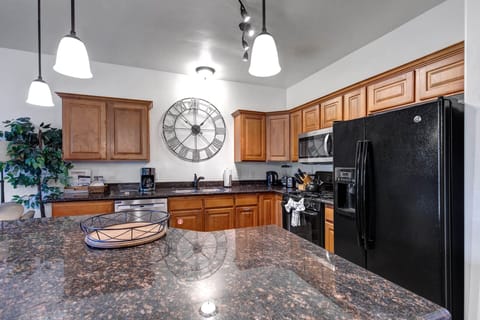 Vacation Rentals in Park City at Bear Hollow 3303: Fully-equipped kitchen