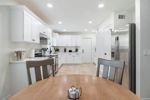 round dining table for 6 people