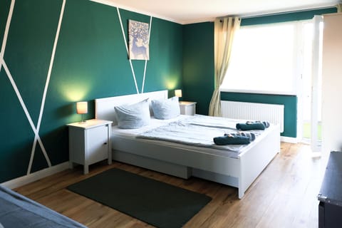 Helles Schlafzimmer mit bequemem Doppelbett, Balkonzugang und ruhiger Atmosphäre