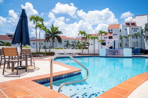 Beautifull pool at steps from the Villa.