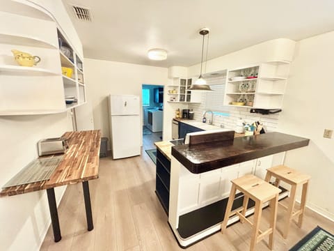 kitchen / dine-in / prep counter