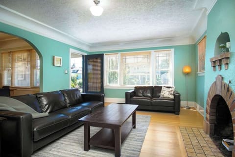 #StayInMyDistrict #BookDirect #Entire Home