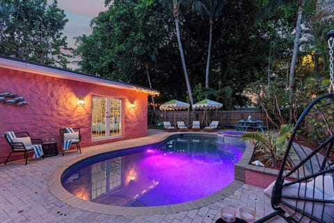 Evening magic! ✨ Experience the serene ambiance of our illuminated pool. Perfect for a late-night swim or simply enjoying the peaceful vibes under the stars. 🌌