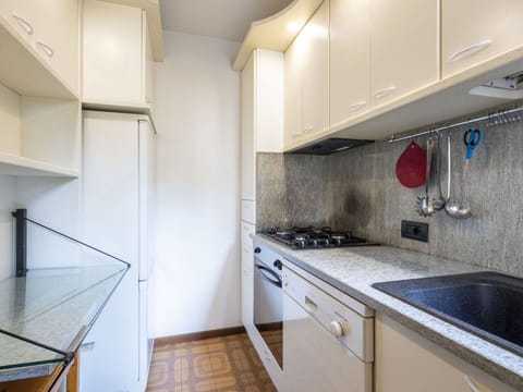 Kitchen, Kitchen Appliance, Countertop, Major Appliance, Interior Design, Flooring, Wood, Cabinetry, Floor, Room