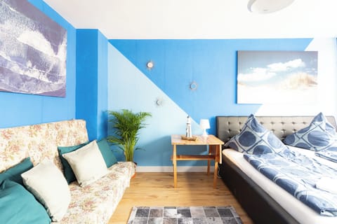 Gemütliches Schlafzimmer mit bequemen Bett und maritimen Details.