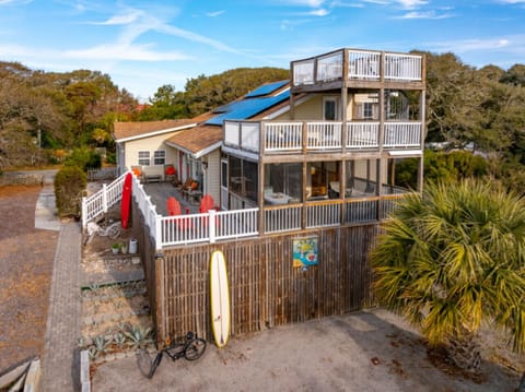 A rustic and classic Folly beach house-The Boat house at folly beach