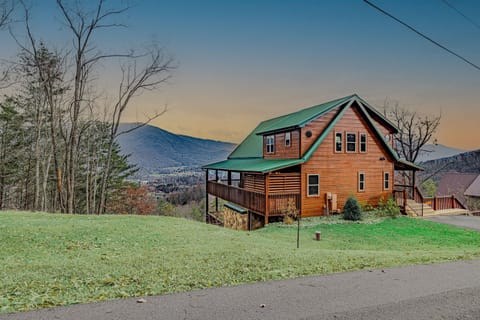 Welcome to "A Sight to See!" This impressive cabin sits perfectly on the hill, offering multi-level decks and an incredible mountain view.