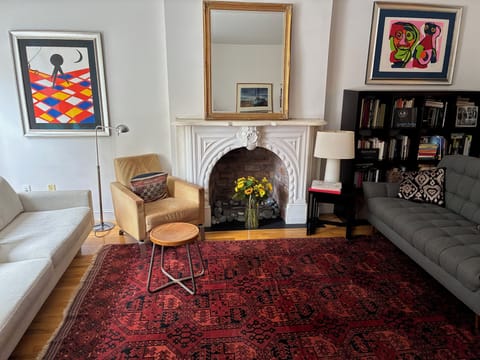 Welcome to our airy and elegant Manhattan townhouse, ready for you and 8 guests