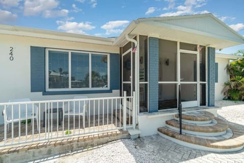Screened in front porch w/front patio area