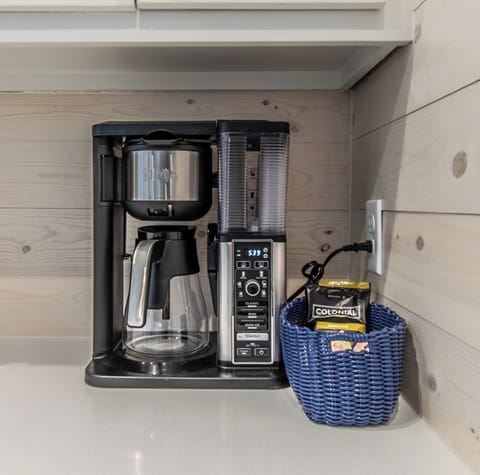 Ninja Coffee maker that offers full cup or full pot settings, uses regular loose coffee, no pods needed