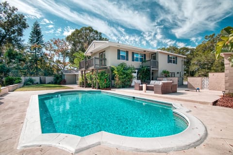 Private Pool, Game Room, 10 Mins to Stadiums & USF, Sleeps 14.