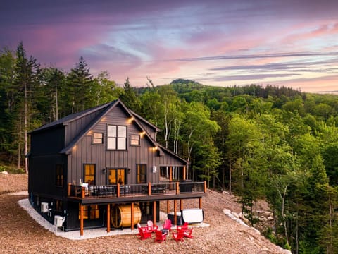 Picnic Rock Chalet Amazing Views  Hot Tub & Sauna! (2080)
