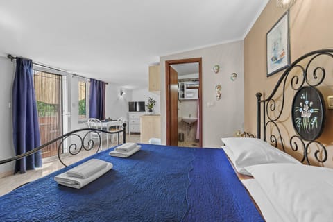 1 bedroom, iron/ironing board, internet, bed sheets