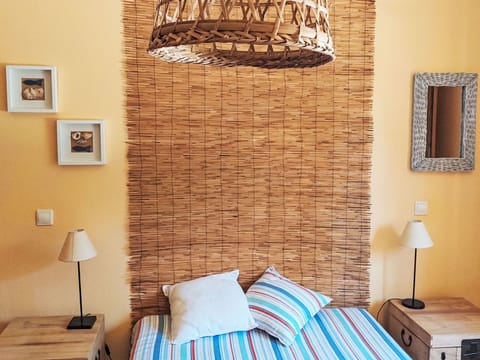 1 bedroom, desk, internet