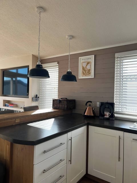 The breakfast bar adds a casual spot for quick bites or evening chats over drinks.