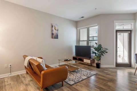CozySuites - Penrose on Mass w/ pool & parking #10