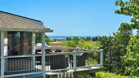 Darling cottage with amazing deck with Wellfleet Harbor views
