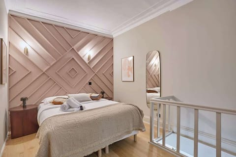 Chambre à l'étage avec lit double