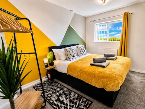 Main bedroom (can be either king bed or two singles)