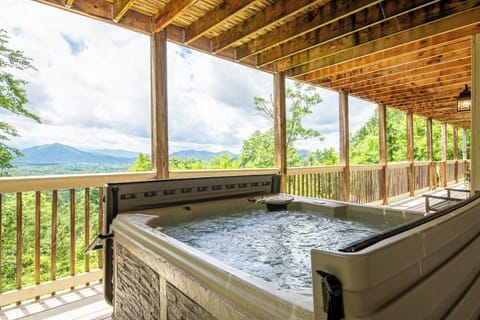 Starry Night Retreat's private hot tub