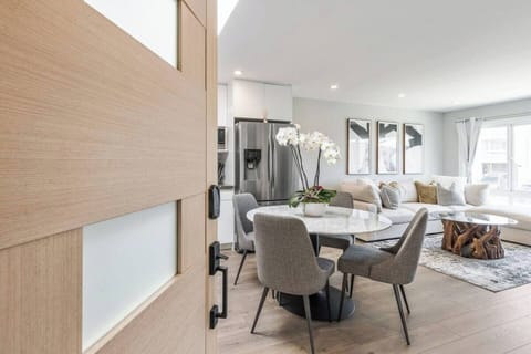 Have a cup of coffee with your family or friends at this round table.