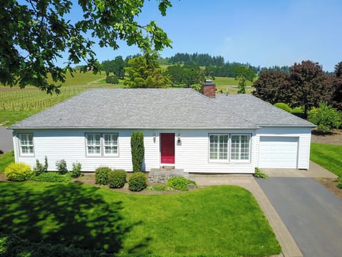 Historic Cottage located on Vineyard