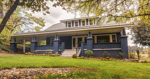 Welcome to Chehalem House! Newly renovated with old world charm