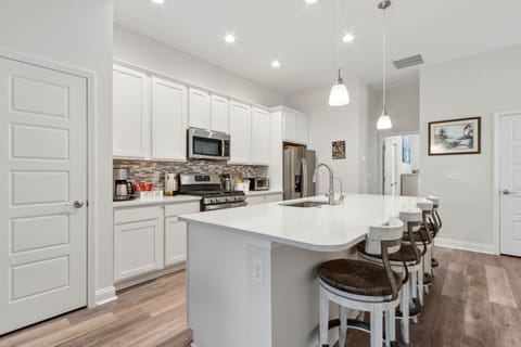 426 S 8th St - Full Kitchen and Breakfast Bar 2