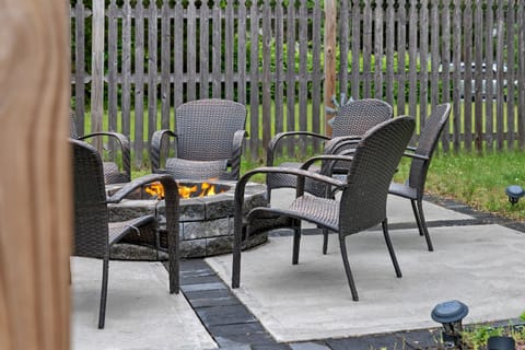 outdoor fire pit & chairs