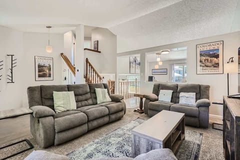 Bright Landing-Level Living Room & Kitchen