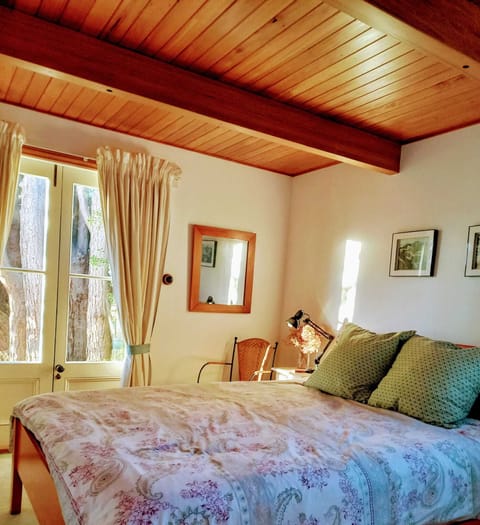 bedroom.with queen bed, en suite and garden access