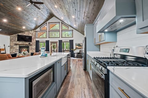 Open kitchen flows seamlessly into the living area for family meals 👨‍🍳