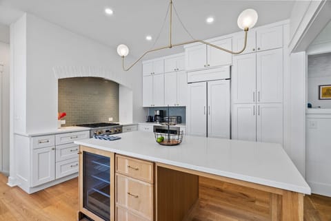 Fully stocked kitchen with gas stove, Ninja 7-in-1, and Chemex coffee for slow mornings.