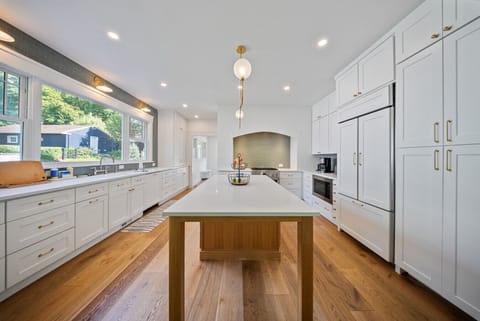 From home-cooked meals to takeout plating — you’ve got everything you need.