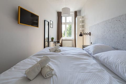 Bright and spacious room with a comfortable double bed – perfect for your Gdańsk stay! Verde 2 combines privacy, comfort, and natural light.